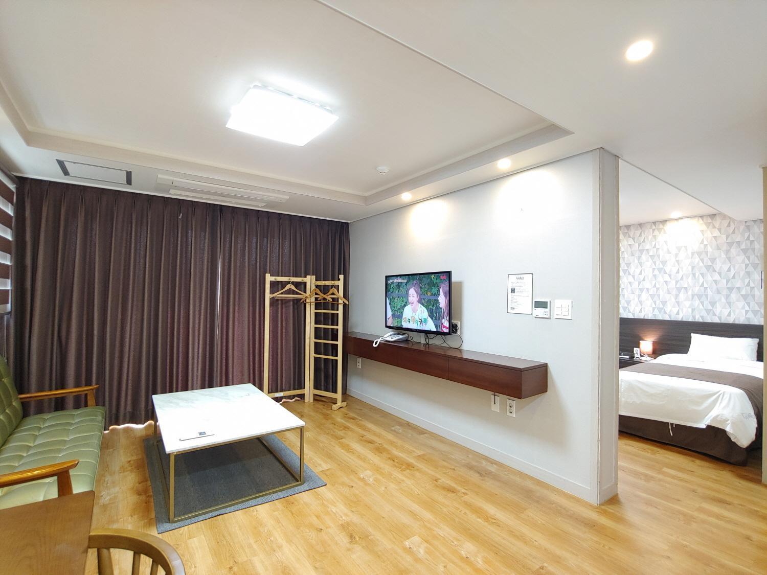 Jeju Lavender Hotel Сеогвипо Екстериор снимка